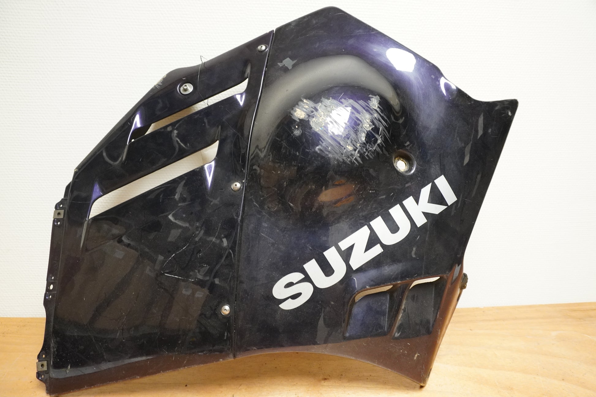 Framsidan på Sidkåpa från en Suzuki GSX-R 750 -1988 motorcykel.