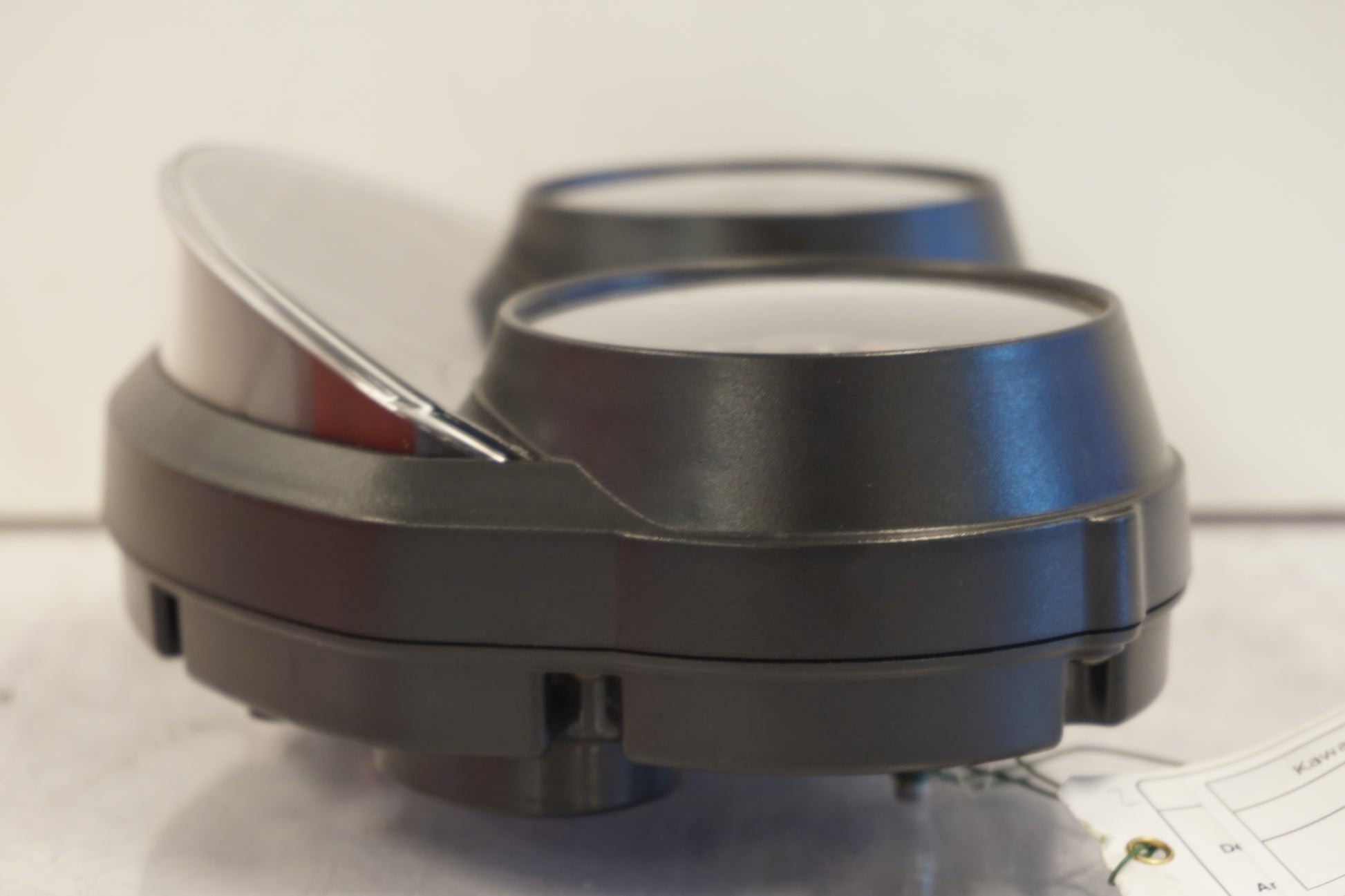 Snett uppifrån på Instrumentpanel från en Kawasaki ZZ-R 1400 -2007 motorcykel.