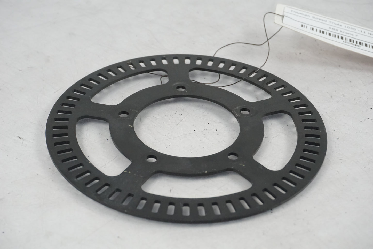 Baksidan på ABS krans från en Triumph Speed Triple -2011 motorcykel.