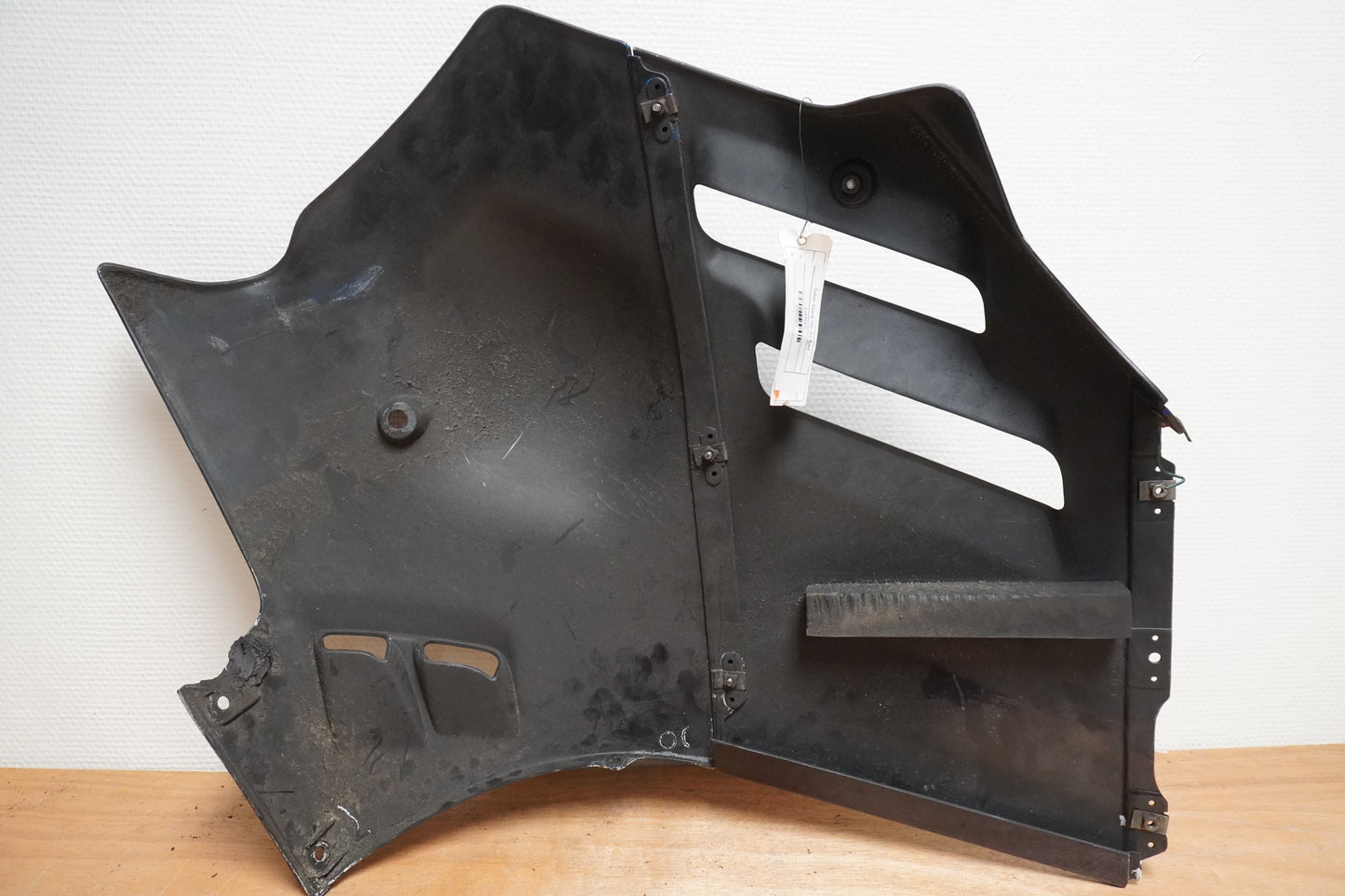 Snett nerifrån på Sidkåpa från en Suzuki GSX-R 750 -1988 motorcykel.