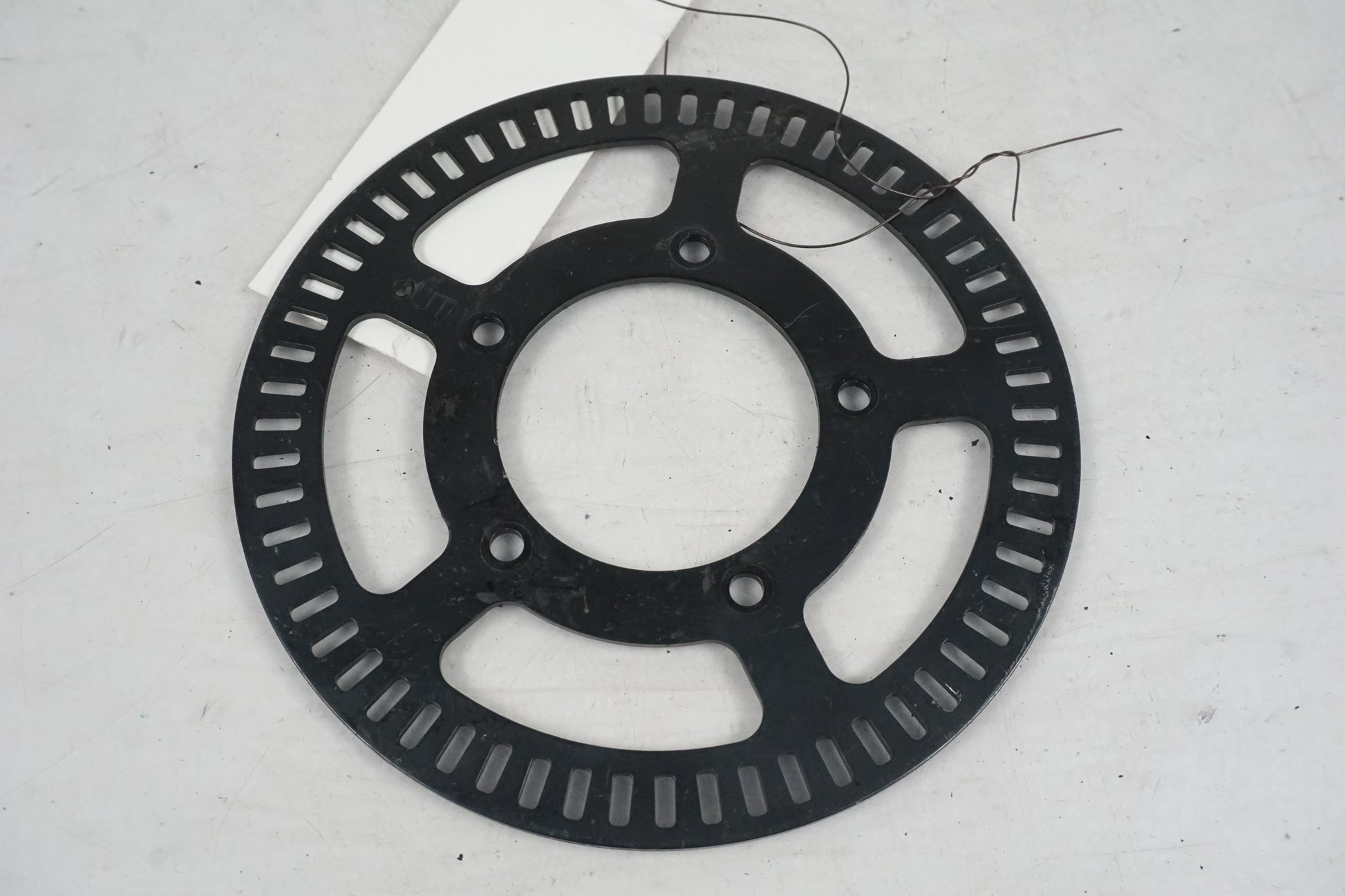 Höger sida på ABS krans från en Triumph Speed Triple -2011 motorcykel.