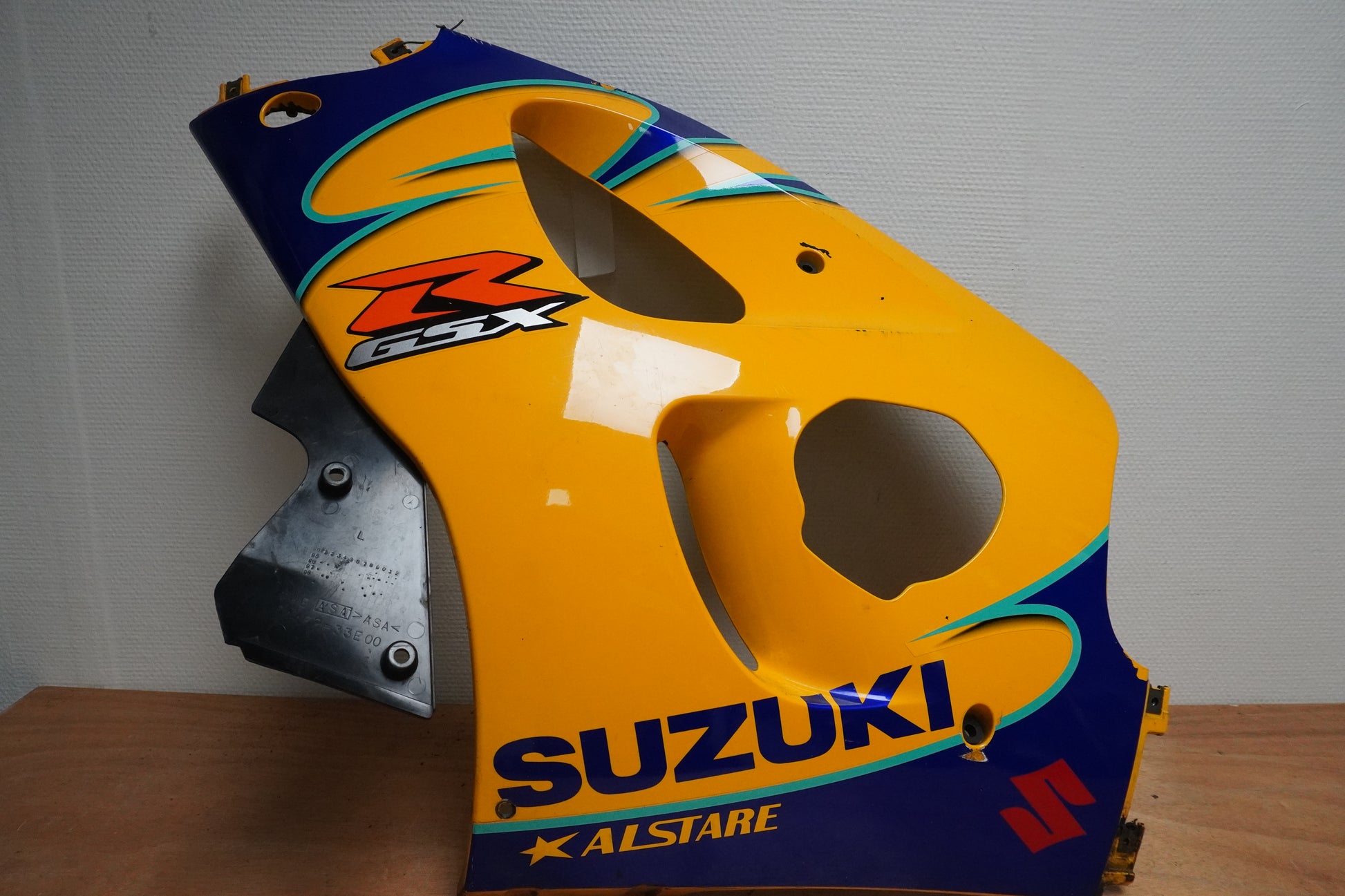 Framsidan på Sidkåpa från en Suzuki GSX-R 600 -1999 motorcykel.