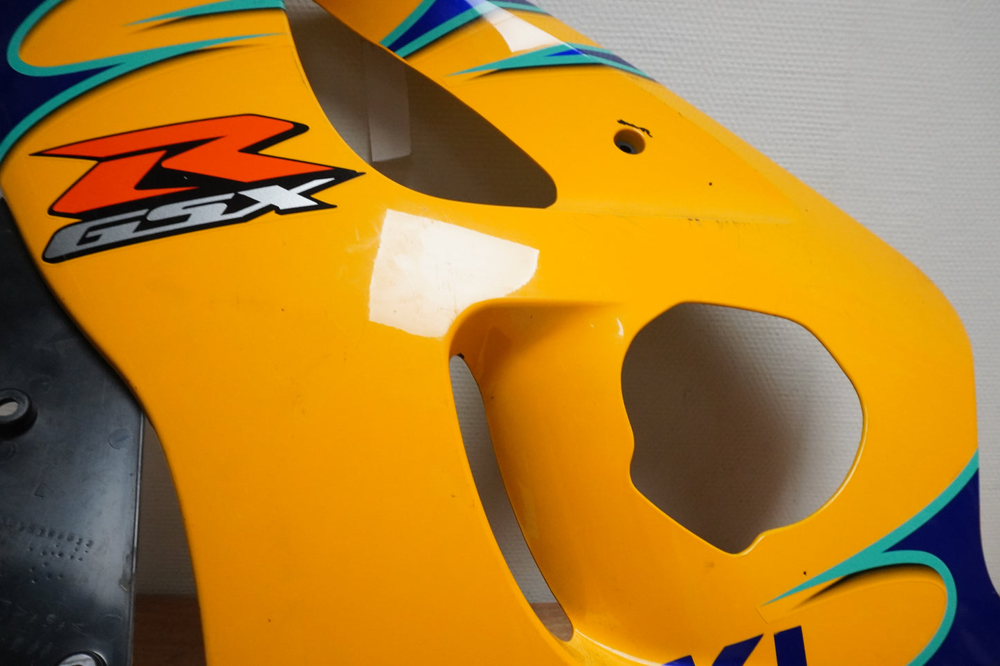 Höger sida på Sidkåpa från en Suzuki GSX-R 600 -1999 motorcykel.