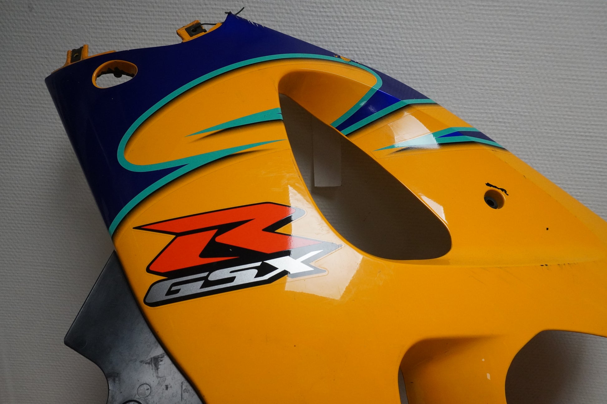 Vänster sida på Sidkåpa från en Suzuki GSX-R 600 -1999 motorcykel.