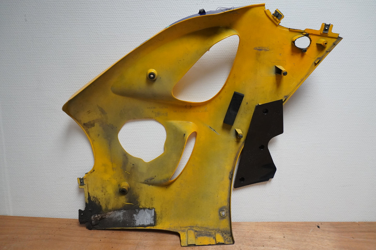 Snett nerifrån på Sidkåpa från en Suzuki GSX-R 600 -1999 motorcykel.