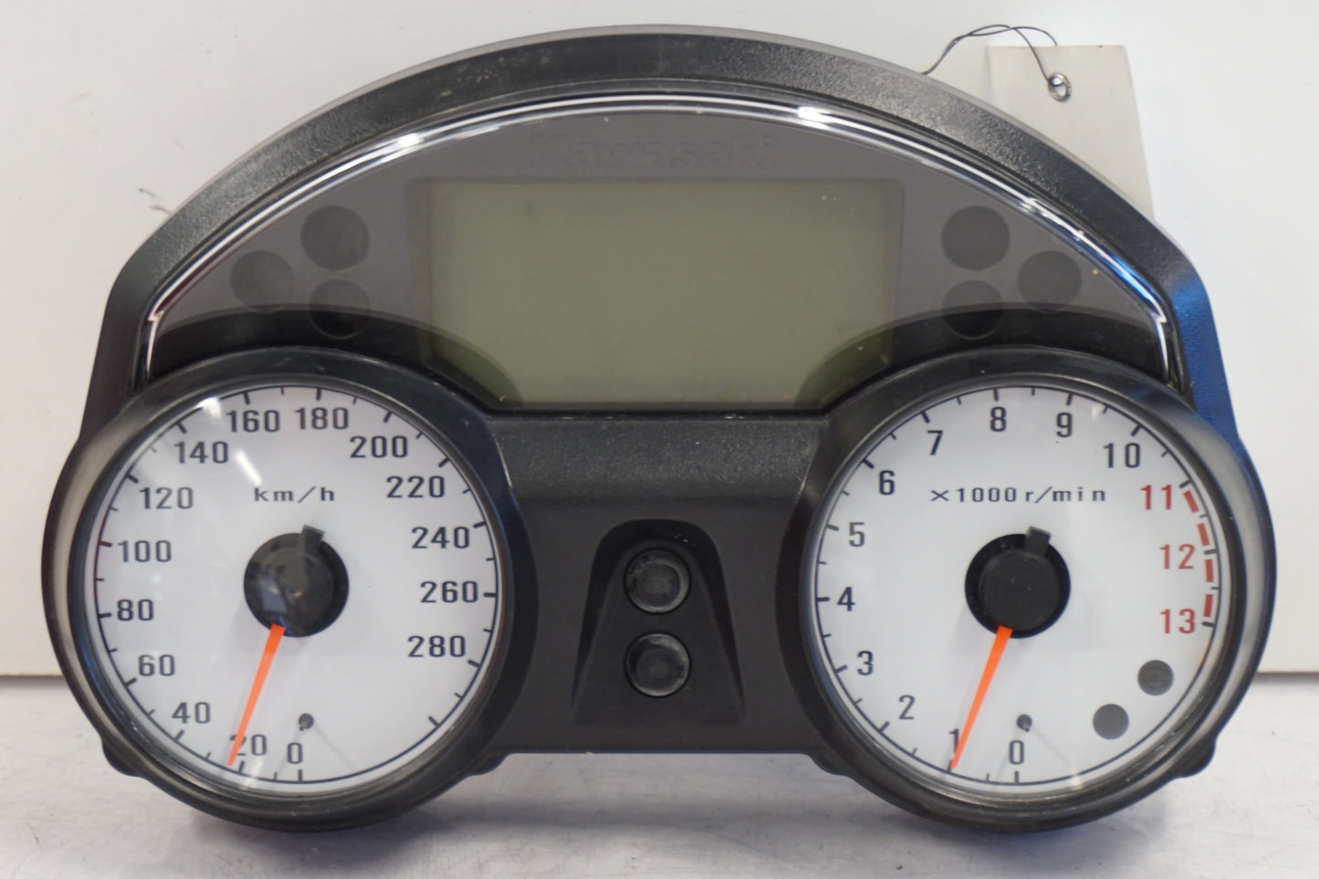 Framsidan på Instrumentpanel från en Kawasaki ZZ-R 1400 -2010 motorcykel.