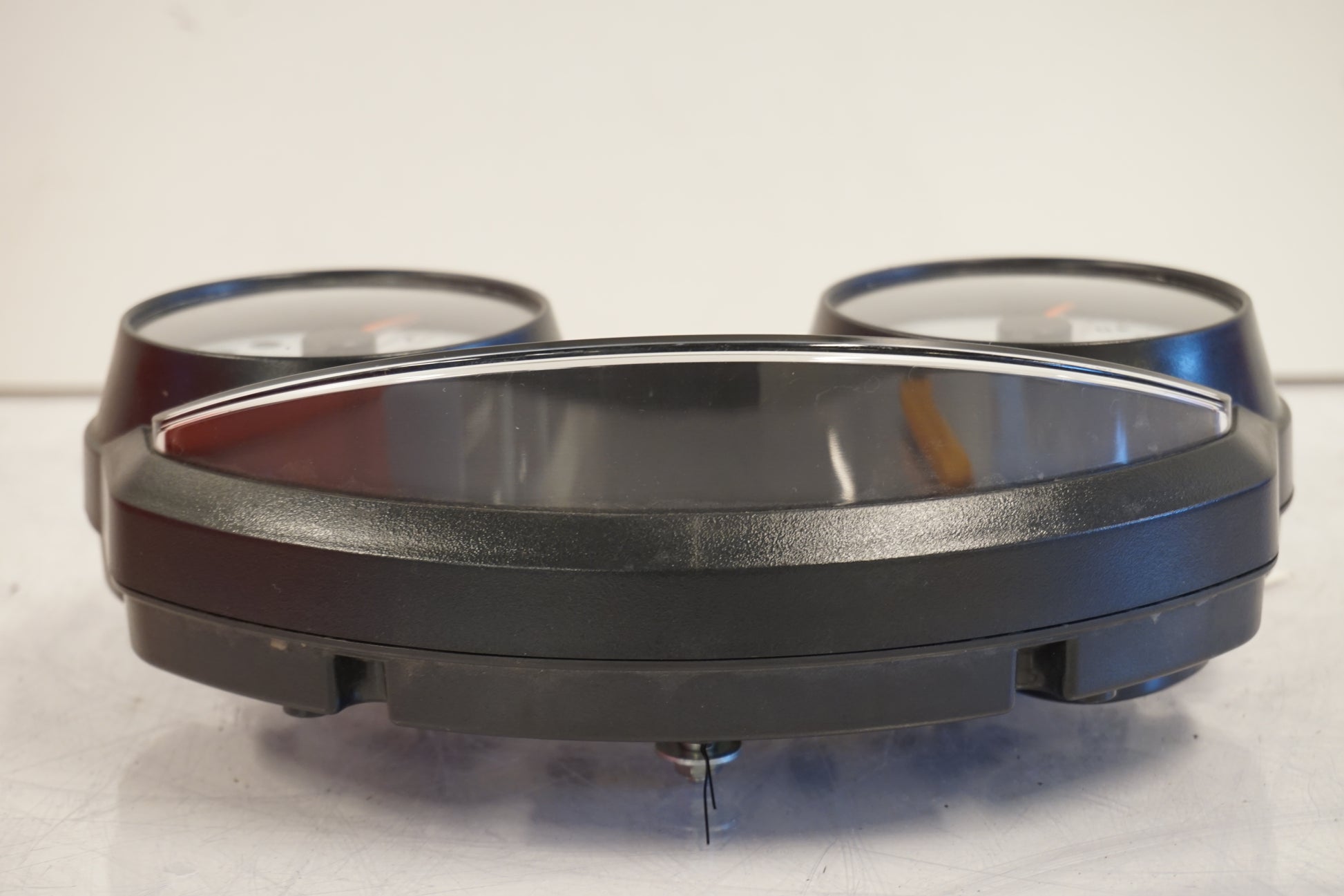 Vänster sida på Instrumentpanel från en Kawasaki ZZ-R 1400 -2010 motorcykel.