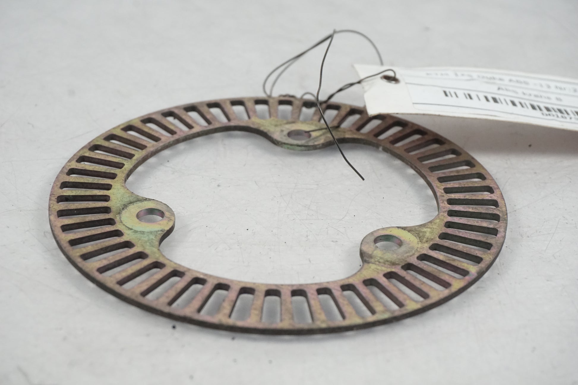 Baksidan på ABS krans från en KTM 125 Duke -2013 motorcykel.