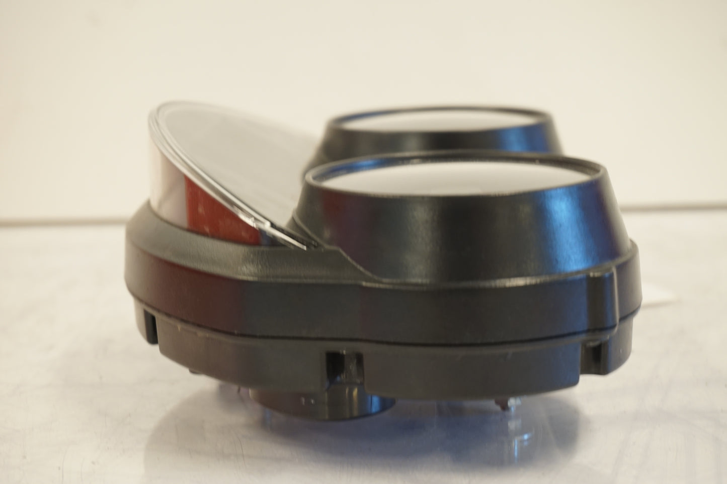 Snett uppifrån på Instrumentpanel från en Kawasaki ZZ-R 1400 -2010 motorcykel.