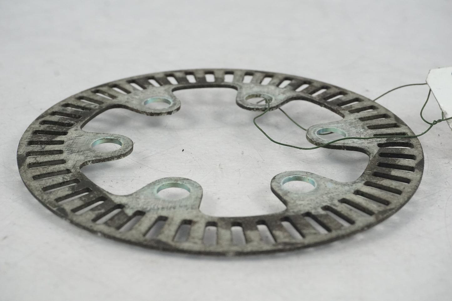 Baksidan på ABS krans från en KTM 125 Duke -2014 motorcykel.