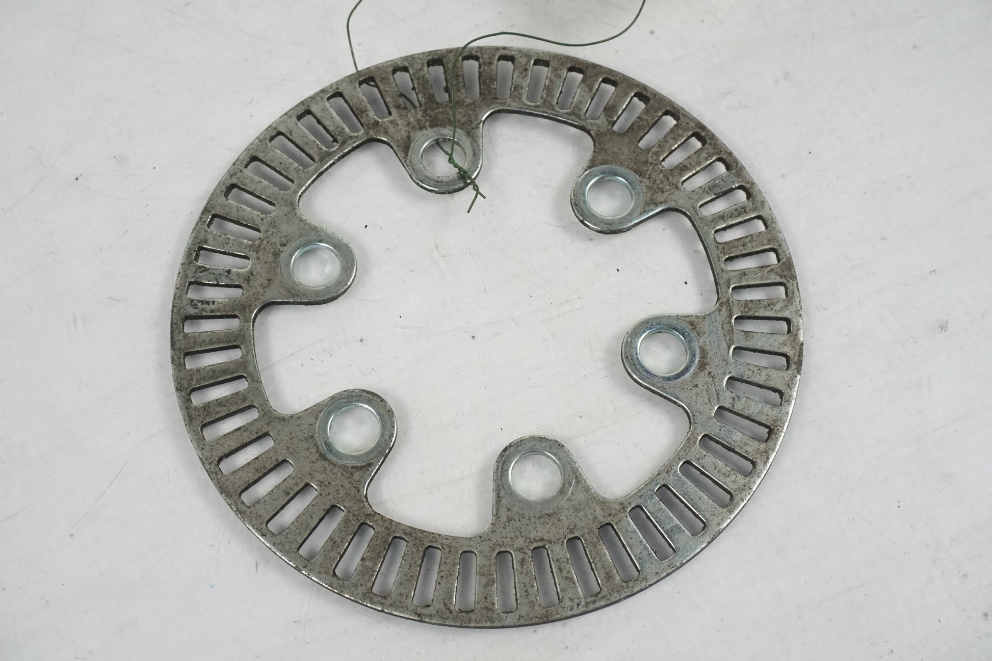 Höger sida på ABS krans från en KTM 125 Duke -2014 motorcykel.