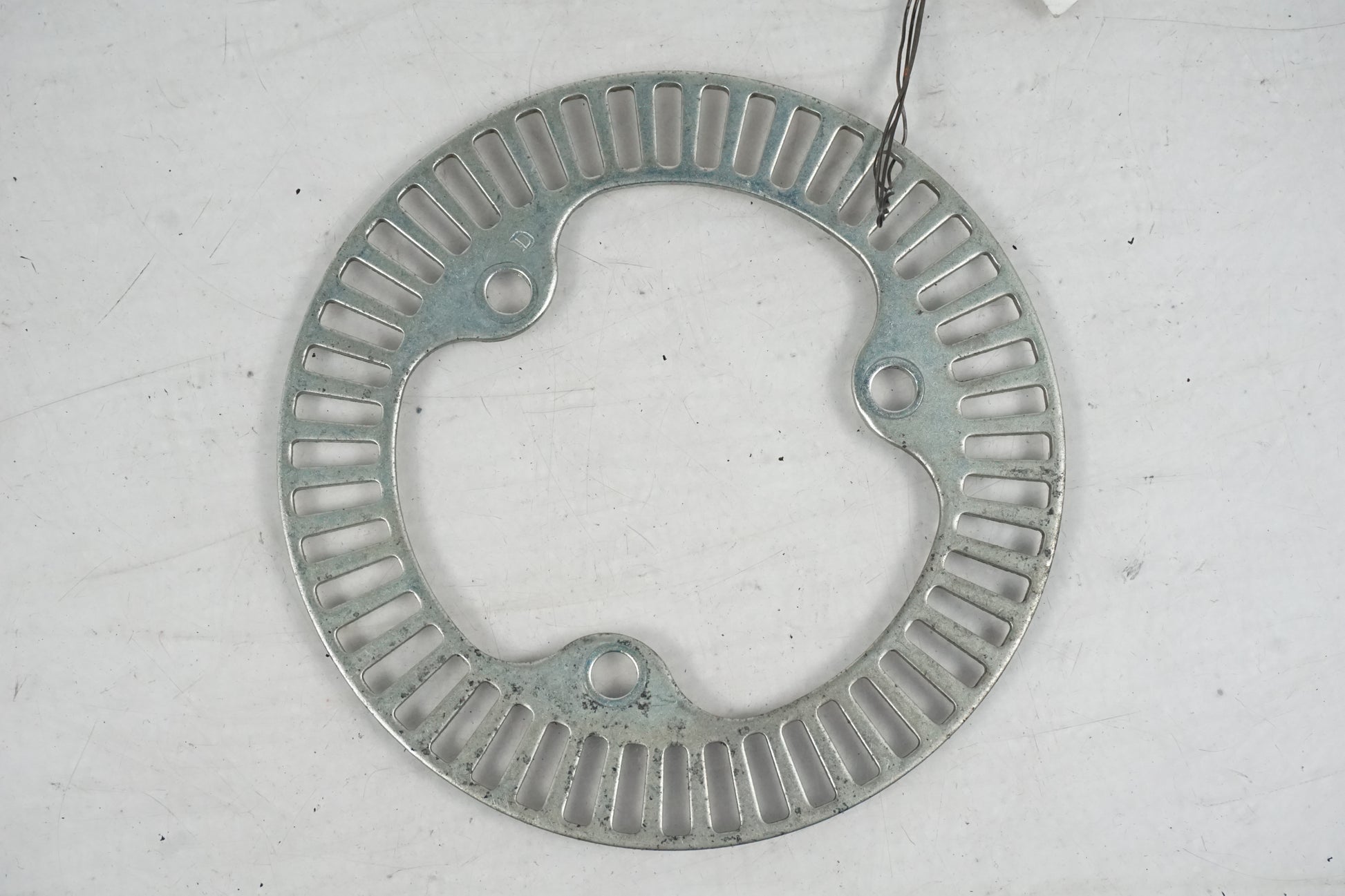 Framsidan på ABS krans från en KTM 125 Duke -2017 motorcykel.