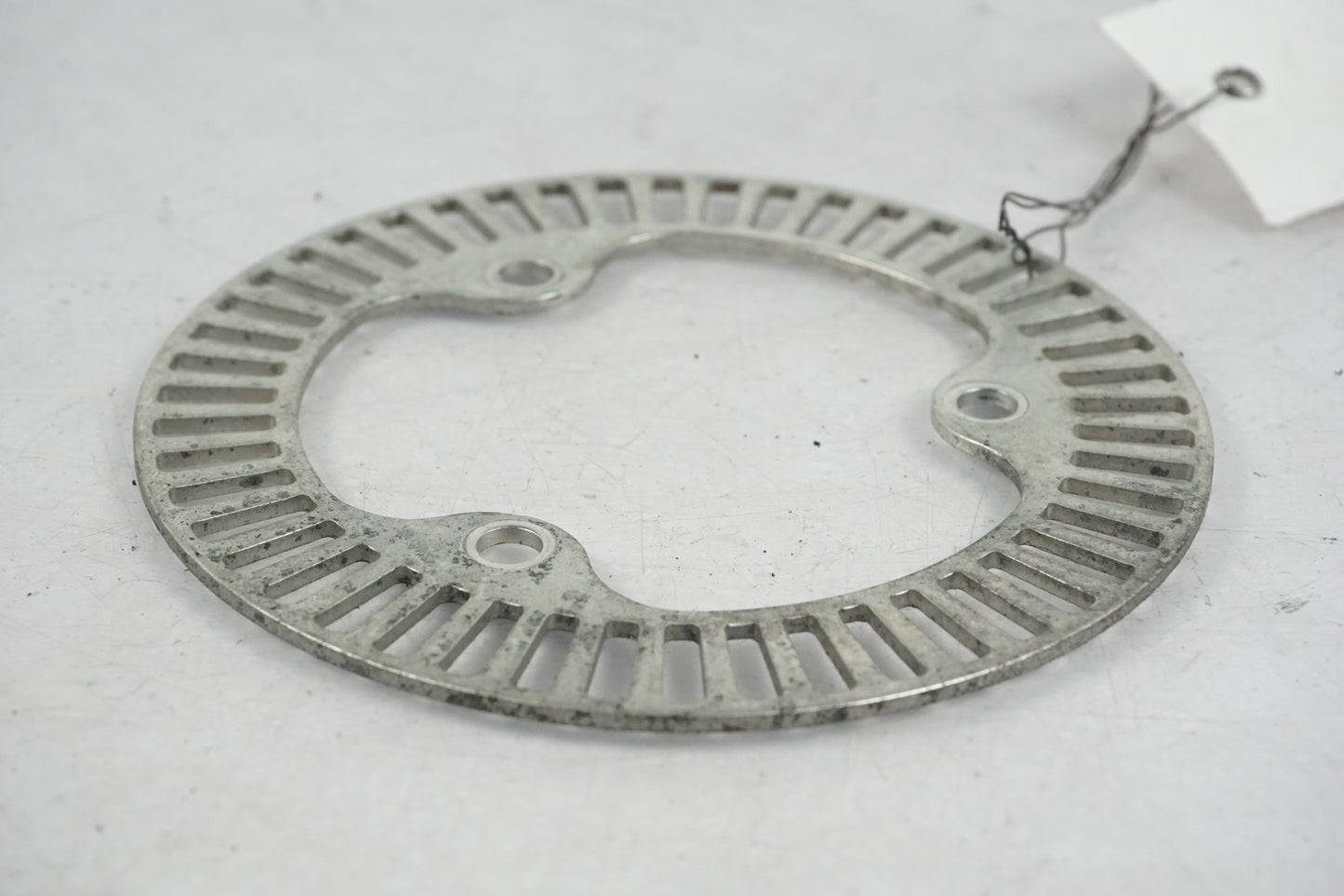 Baksidan på ABS krans från en KTM 125 Duke -2017 motorcykel.