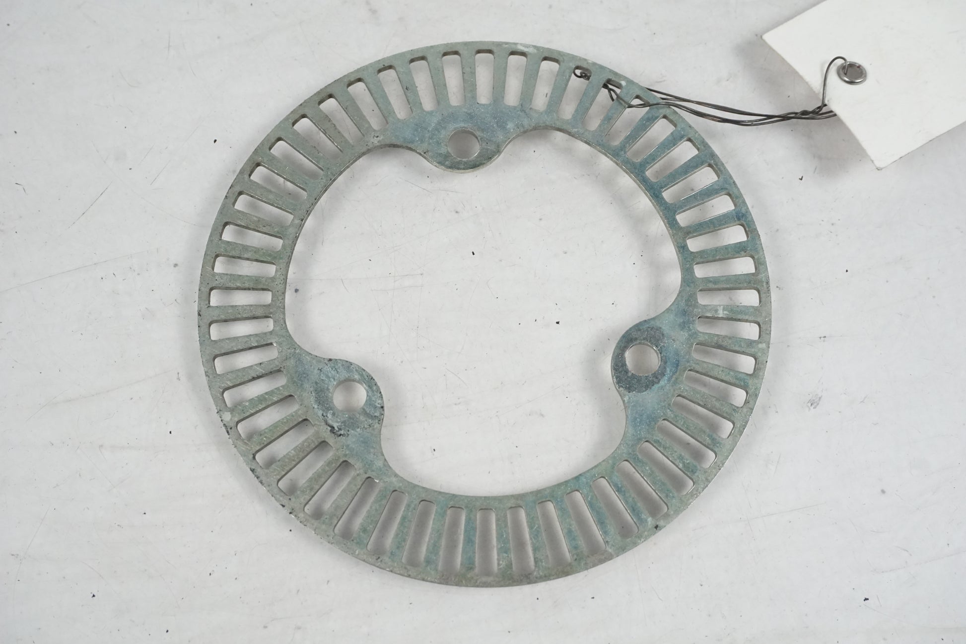 Höger sida på ABS krans från en KTM 125 Duke -2017 motorcykel.