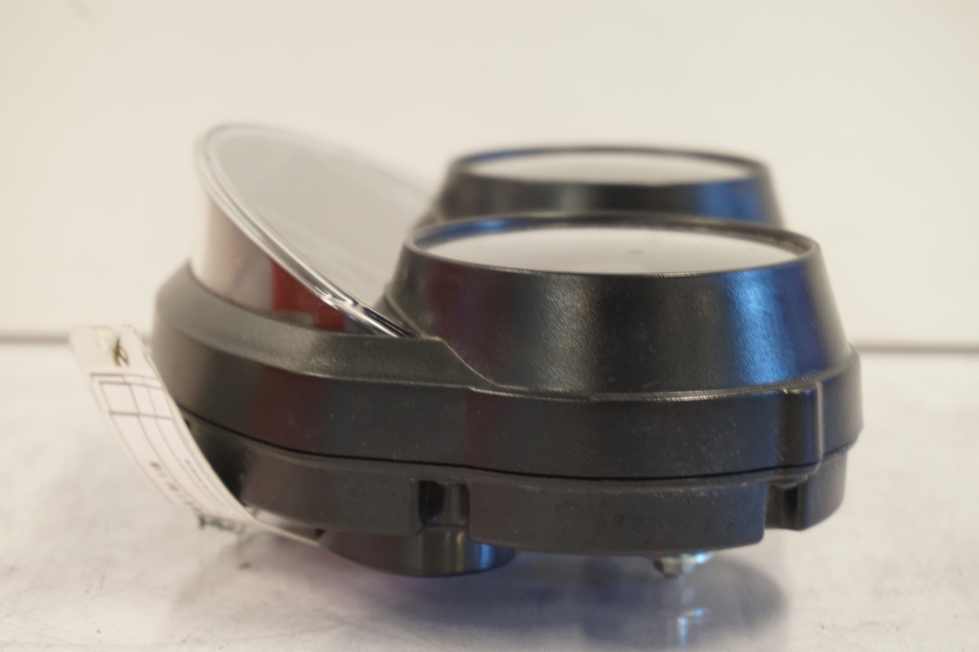 Snett uppifrån på Instrumentpanel från en Kawasaki GTR 1400 -2008 motorcykel.