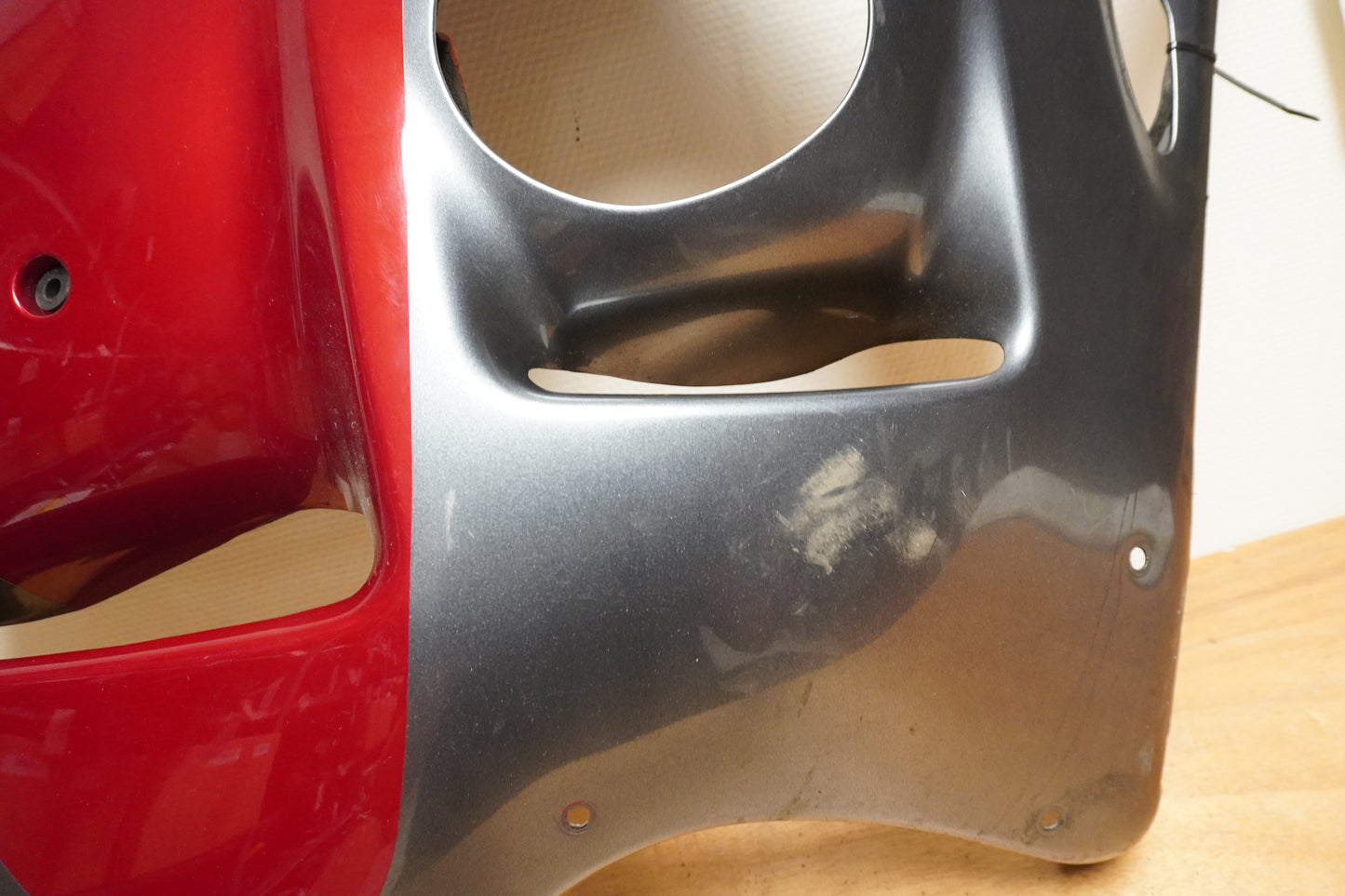 Baksidan på Sidkåpa från en Suzuki GSX 1300 R -2000 motorcykel.