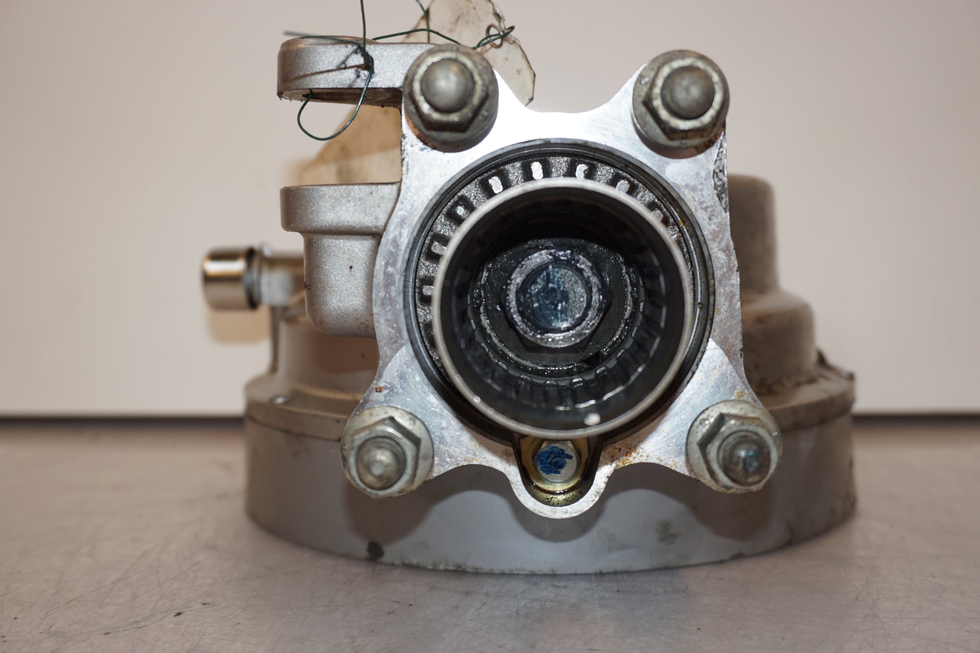 Snett nerifrån på Slutväxel från en Honda VT 1100 C -2000 motorcykel.