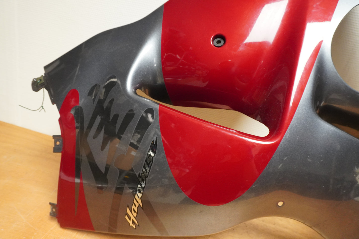 Höger sida på Sidkåpa från en Suzuki GSX 1300 R -2000 motorcykel.