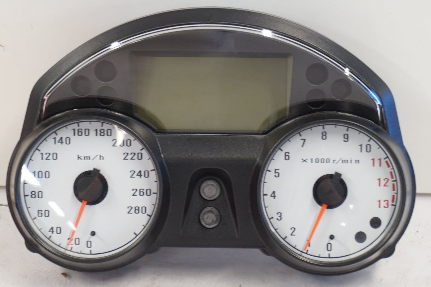 Framsidan på Instrumentpanel från en Kawasaki ZZ-R 1400 -2010 motorcykel.