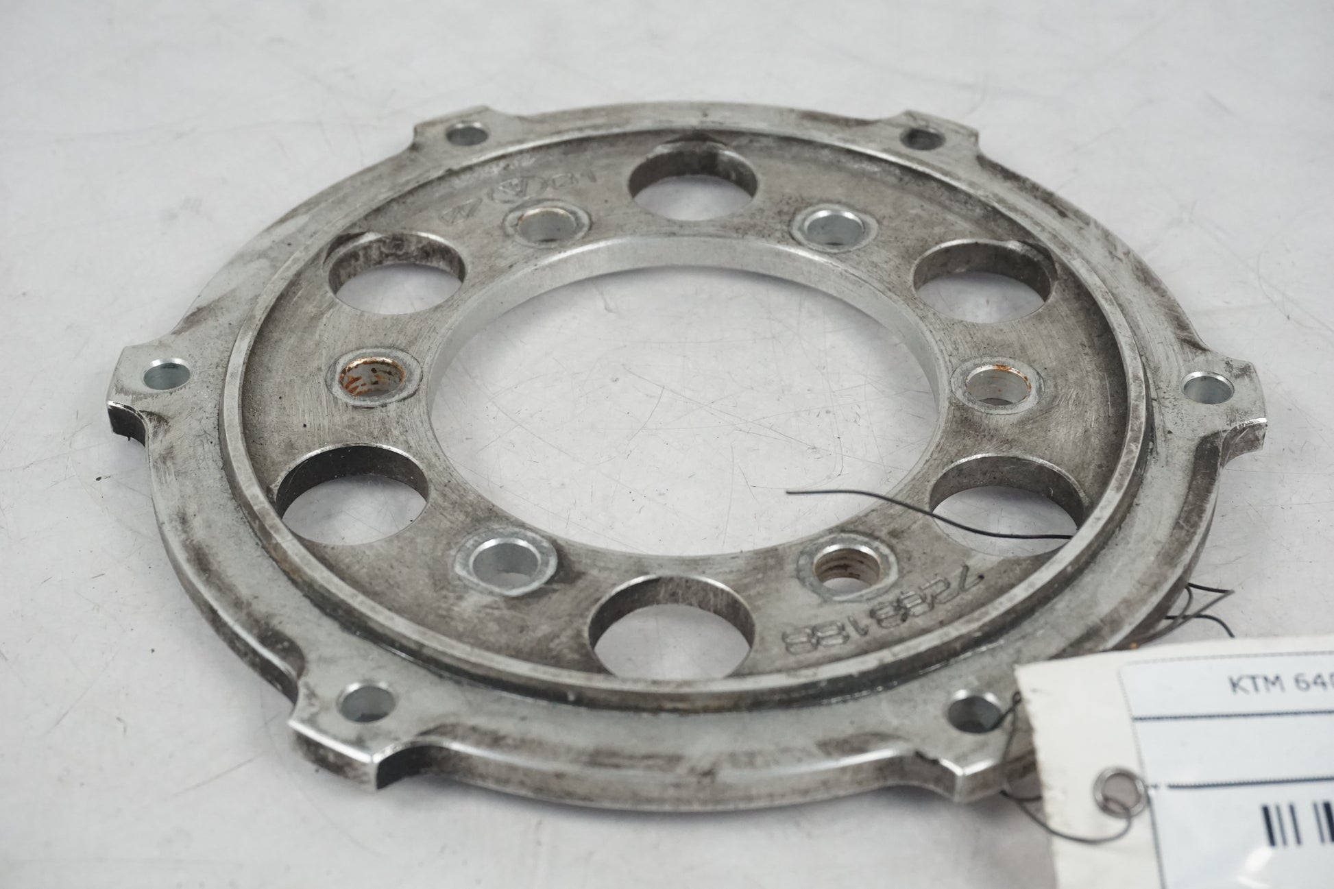 Baksidan på Bromsskivefäste från en KTM 640 Duke -2001 motorcykel.