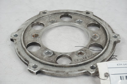 Baksidan på Bromsskivefäste från en KTM 640 Duke -2001 motorcykel.