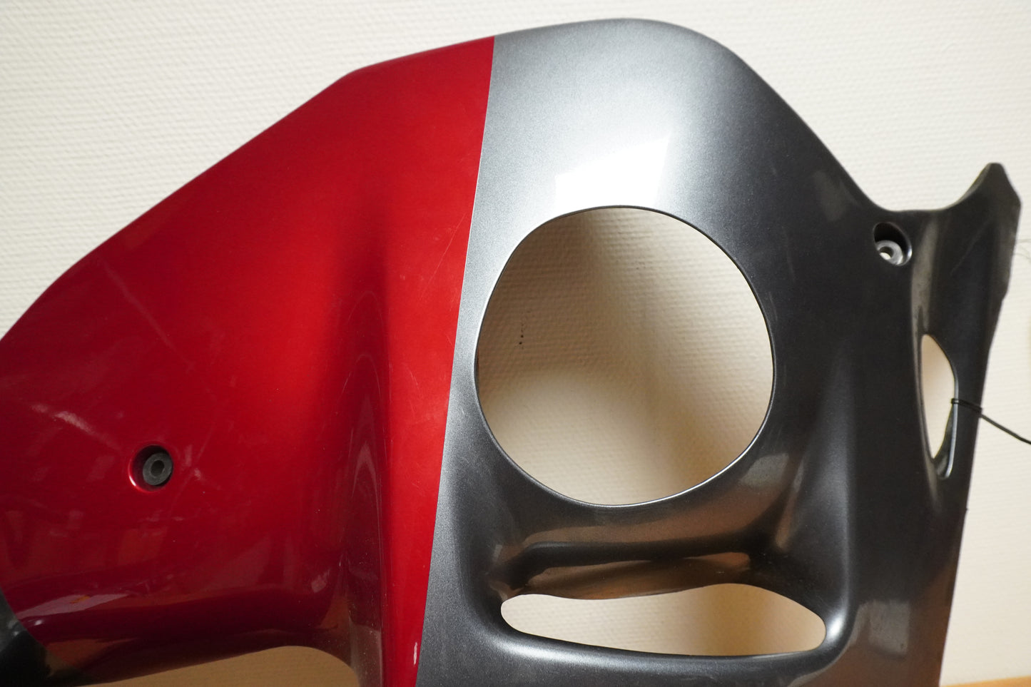 Vänster sida på Sidkåpa från en Suzuki GSX 1300 R -2000 motorcykel.