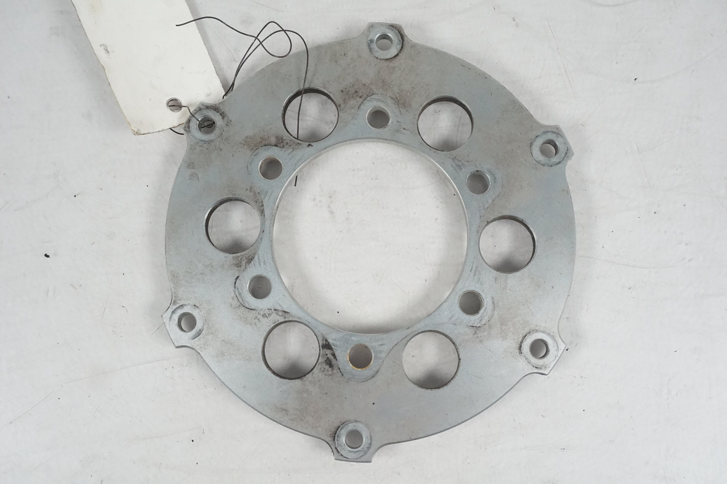 Höger sida på Bromsskivefäste från en KTM 640 Duke -2001 motorcykel.