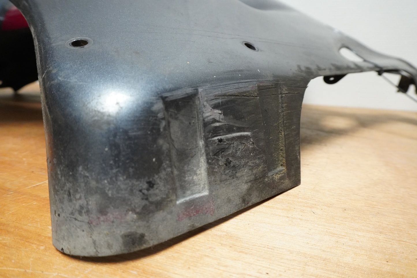 Snett nerifrån på Sidkåpa från en Suzuki GSX 1300 R -2000 motorcykel.