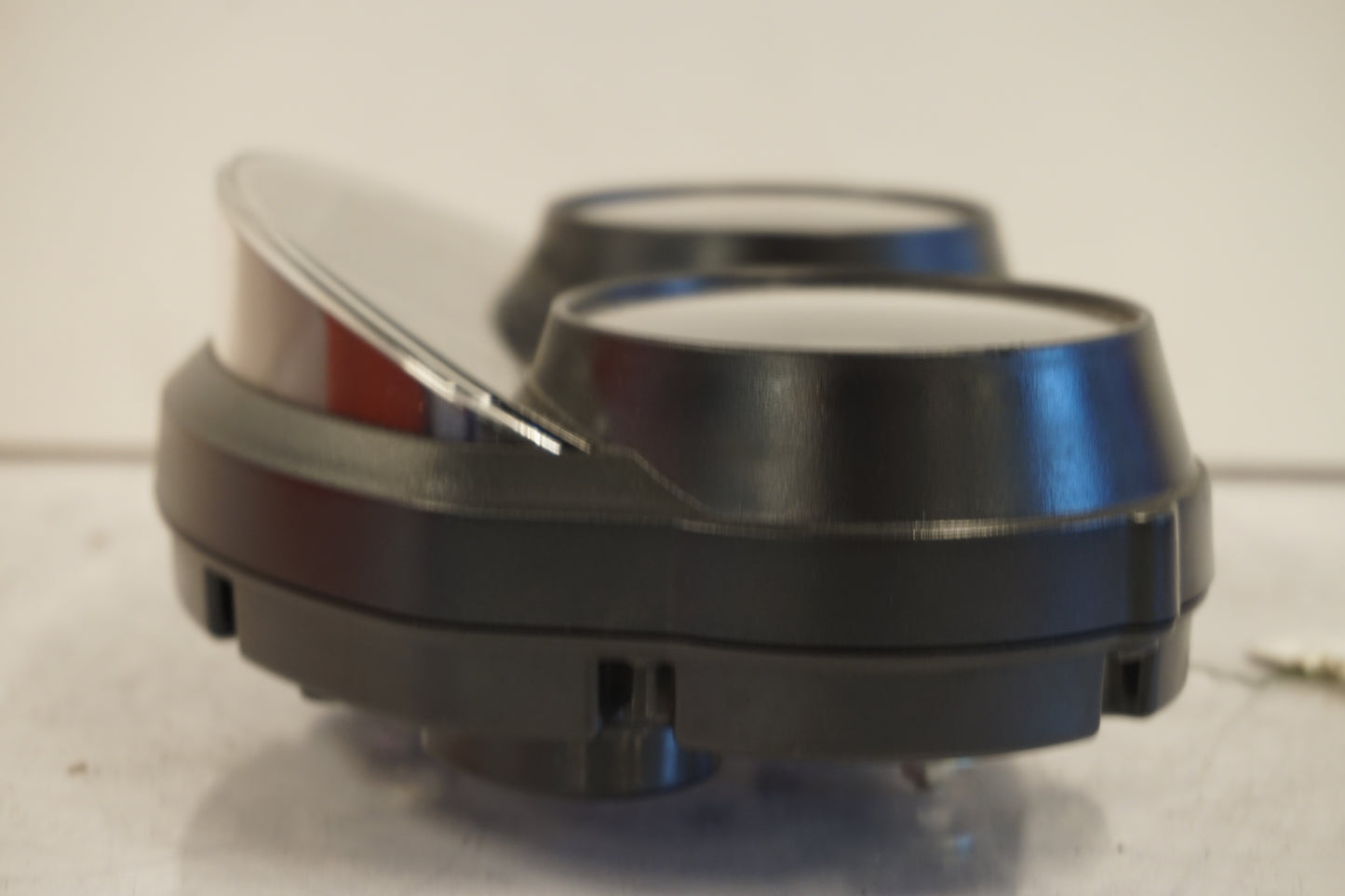 Snett uppifrån på Instrumentpanel från en Kawasaki ZZ-R 1400 -2010 motorcykel.