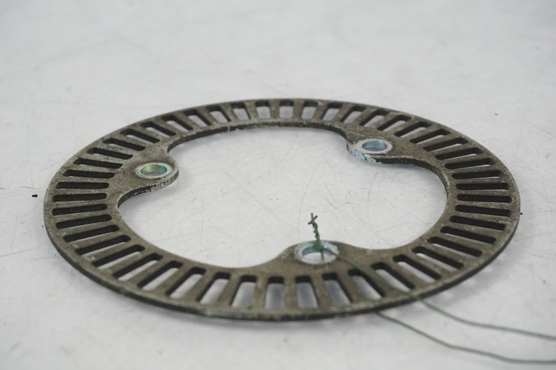 Baksidan på ABS krans från en KTM 125 Duke -2014 motorcykel.