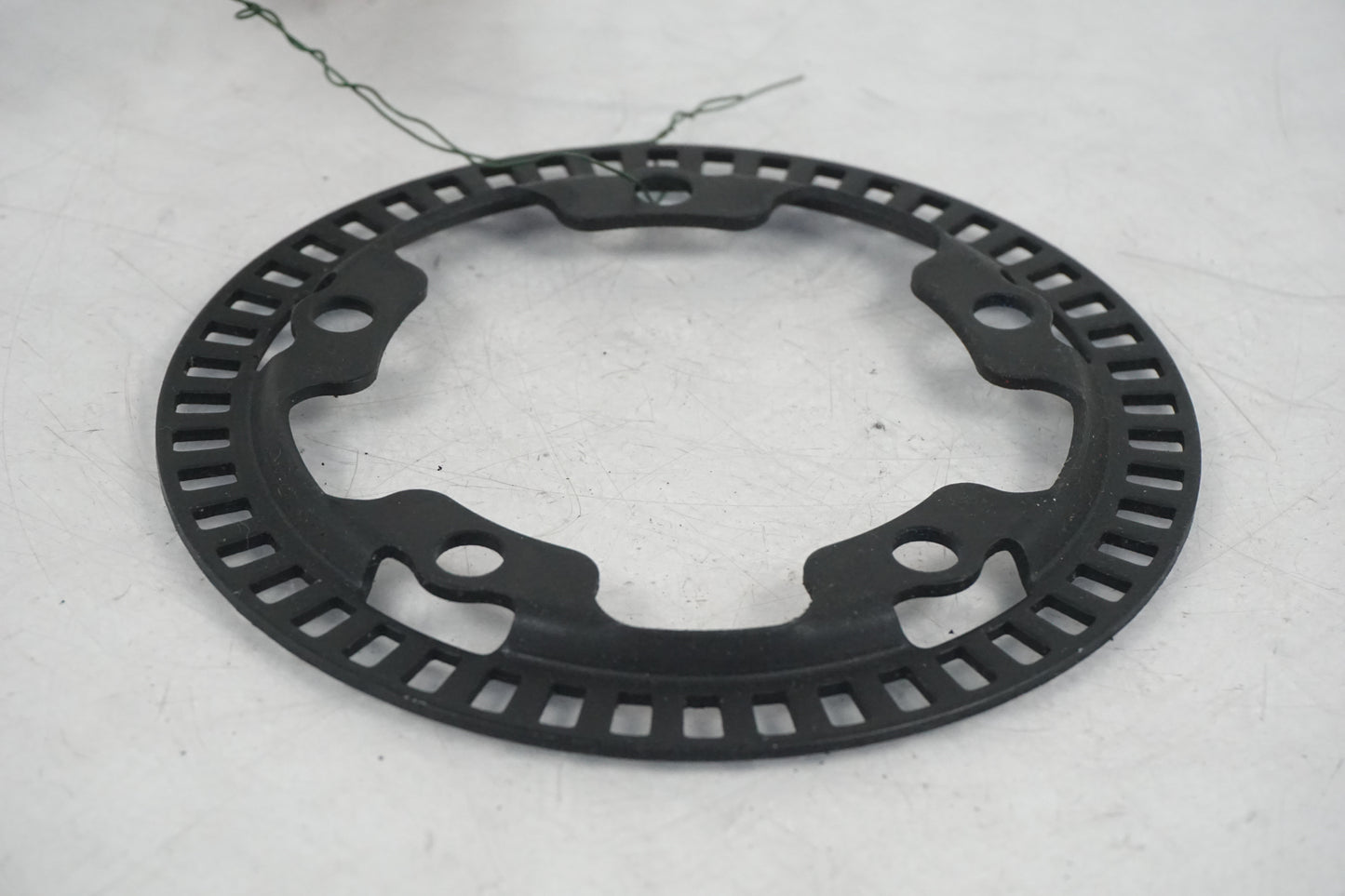 Baksidan på ABS krans från en Ducati Scrambler 800 -2016 motorcykel.