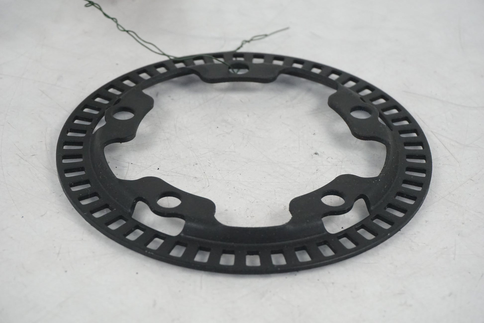 Baksidan på ABS krans från en Ducati Scrambler 800 -2016 motorcykel.