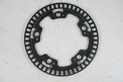 Höger sida på ABS krans från en Ducati Scrambler 800 -2016 motorcykel.