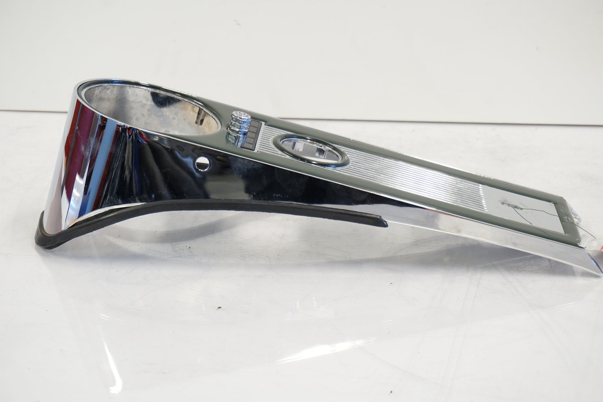 Höger sida på Instrumentkonsoll från en H-D Touring Road King FLHR/I -1997 motorcykel.