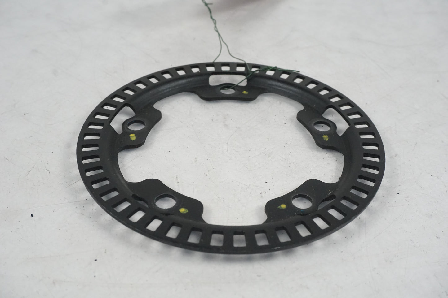 Vänster sida på ABS krans från en Ducati Scrambler 800 -2016 motorcykel.