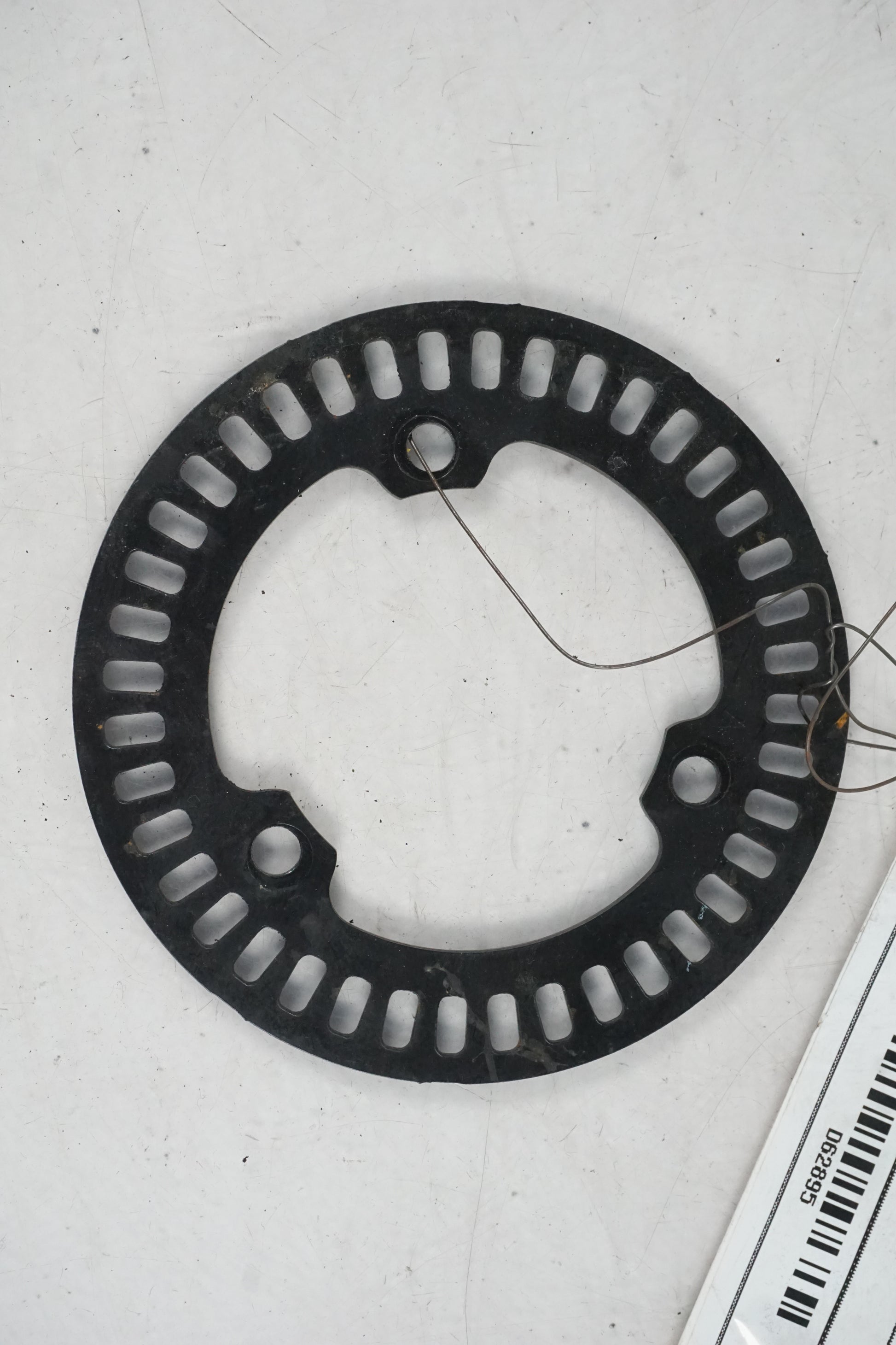 Framsidan på ABS krans från en Yamaha MT-09 Tracer -2016 motorcykel.