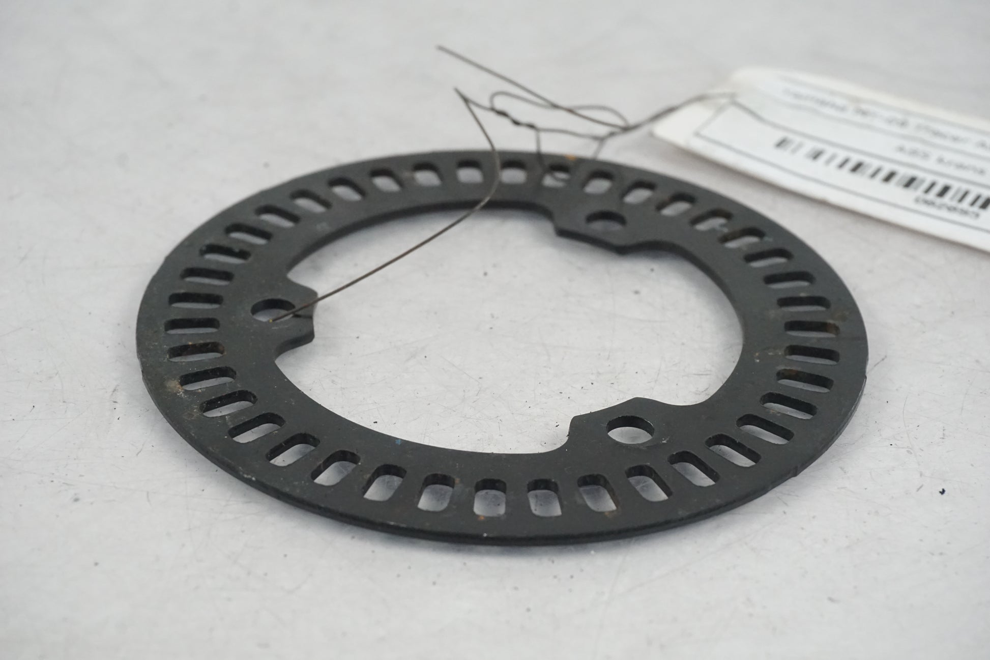 Baksidan på ABS krans från en Yamaha MT-09 Tracer -2016 motorcykel.