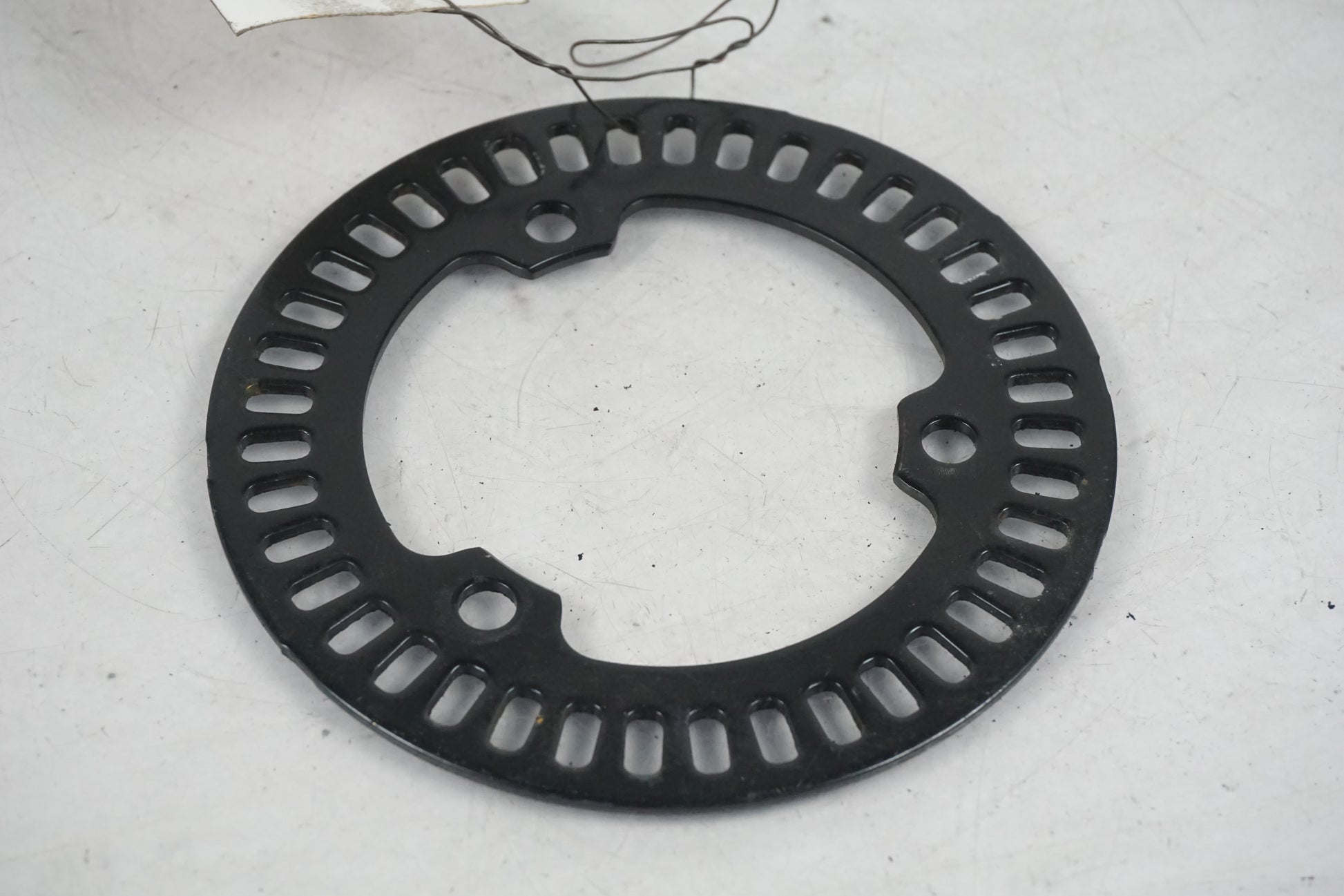 Höger sida på ABS krans från en Yamaha MT-09 Tracer -2016 motorcykel.