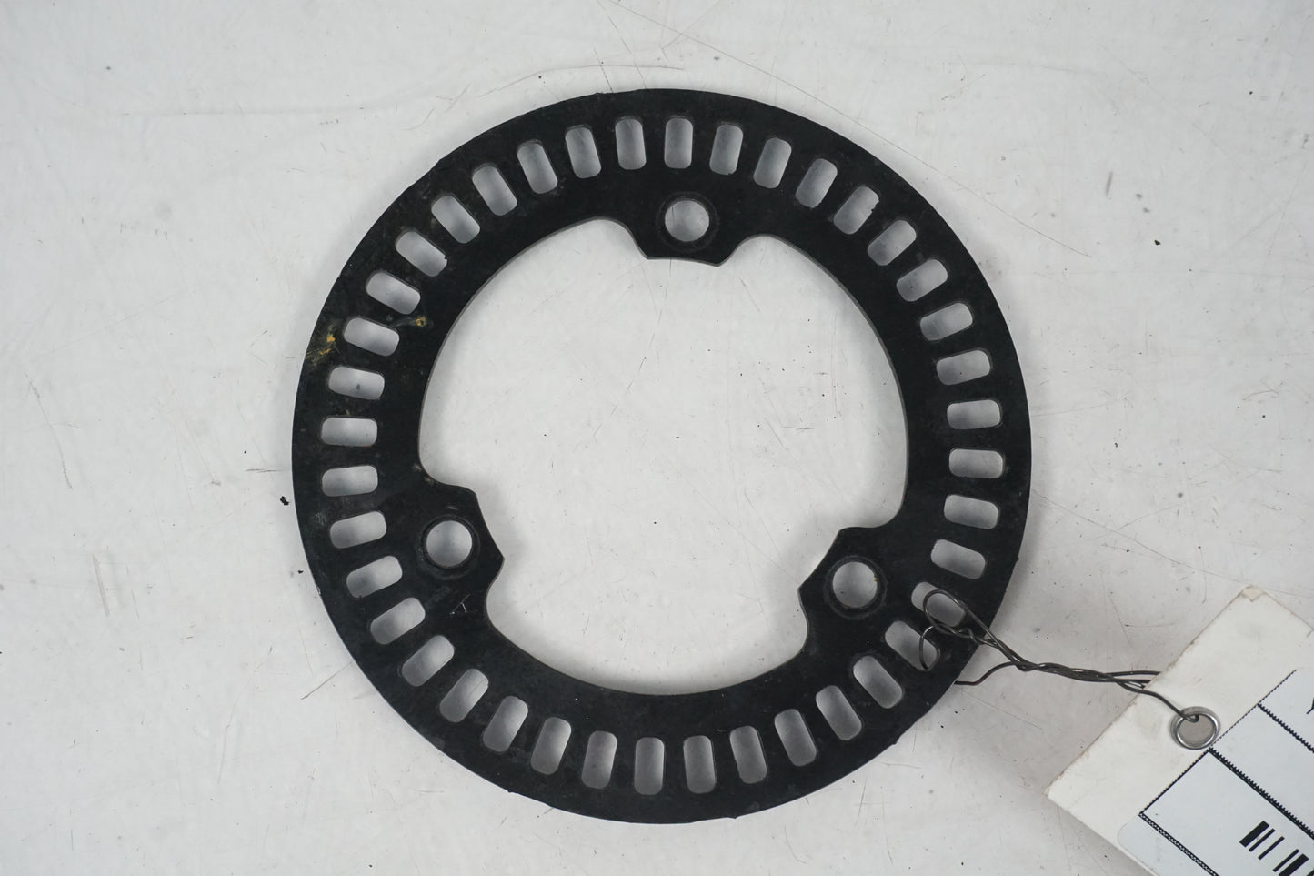 Framsidan på ABS krans från en Yamaha MT-07 Tracer -2016 motorcykel.