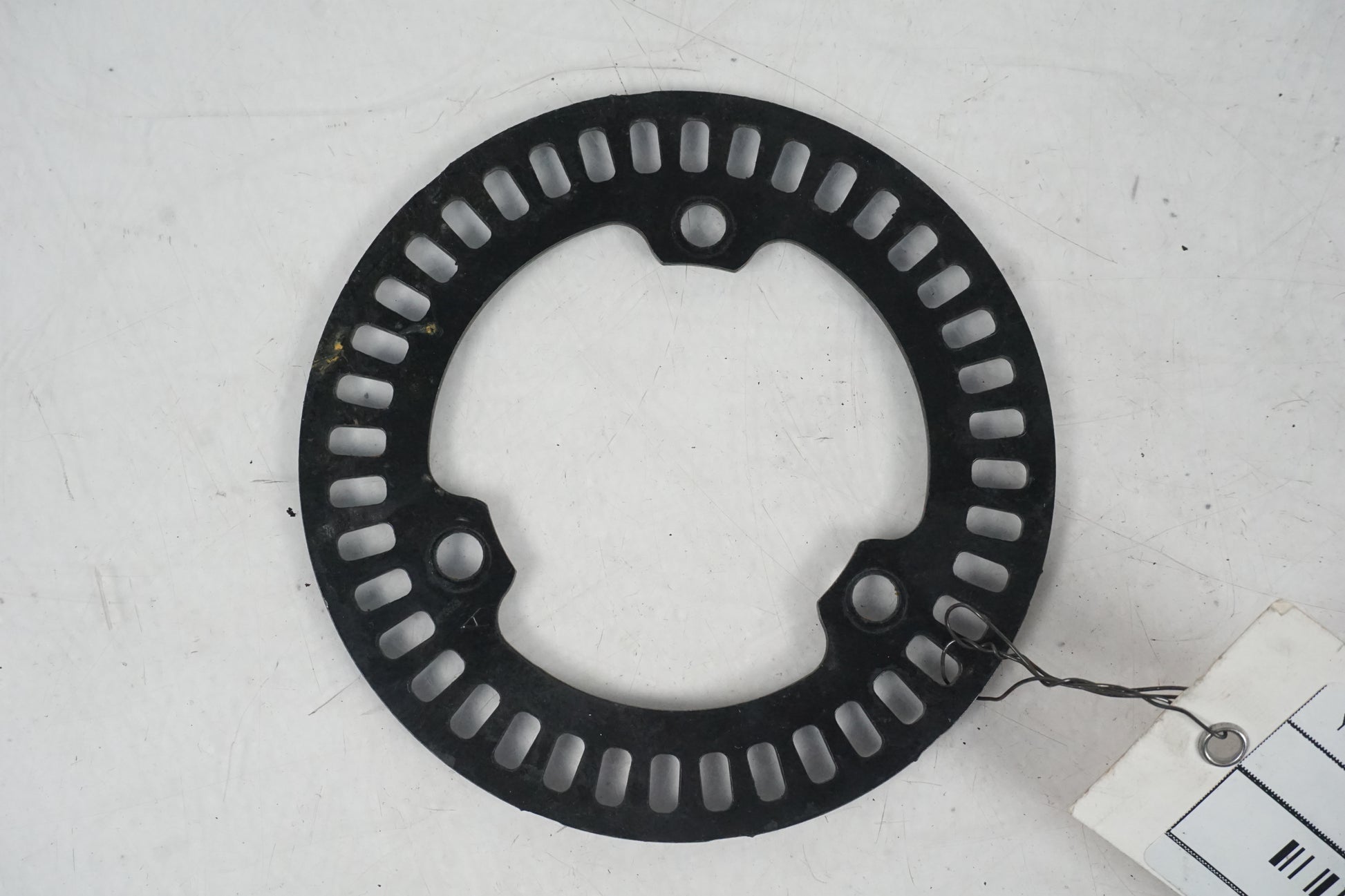 Framsidan på ABS krans från en Yamaha MT-07 Tracer -2016 motorcykel.