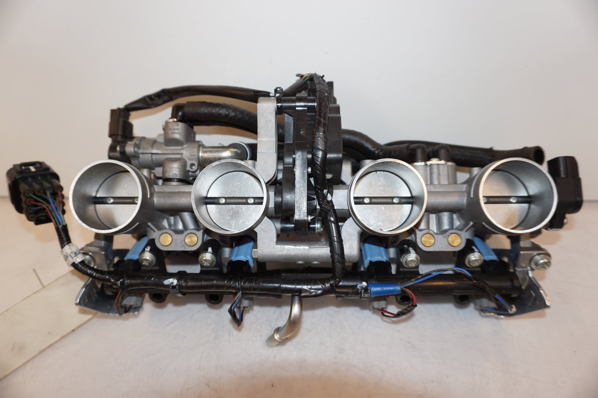 Framsidan på Spjällhus från en Suzuki GSF 650 -2011 motorcykel.