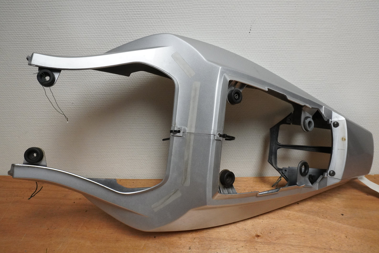 Framsidan på Bakvinge från en Suzuki SV 650 -2004 motorcykel.