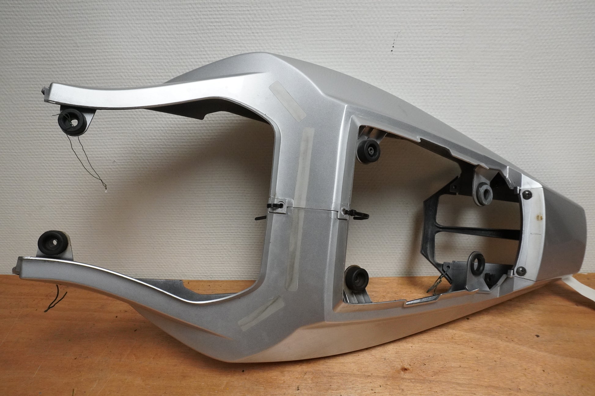 Framsidan på Bakvinge från en Suzuki SV 650 -2004 motorcykel.