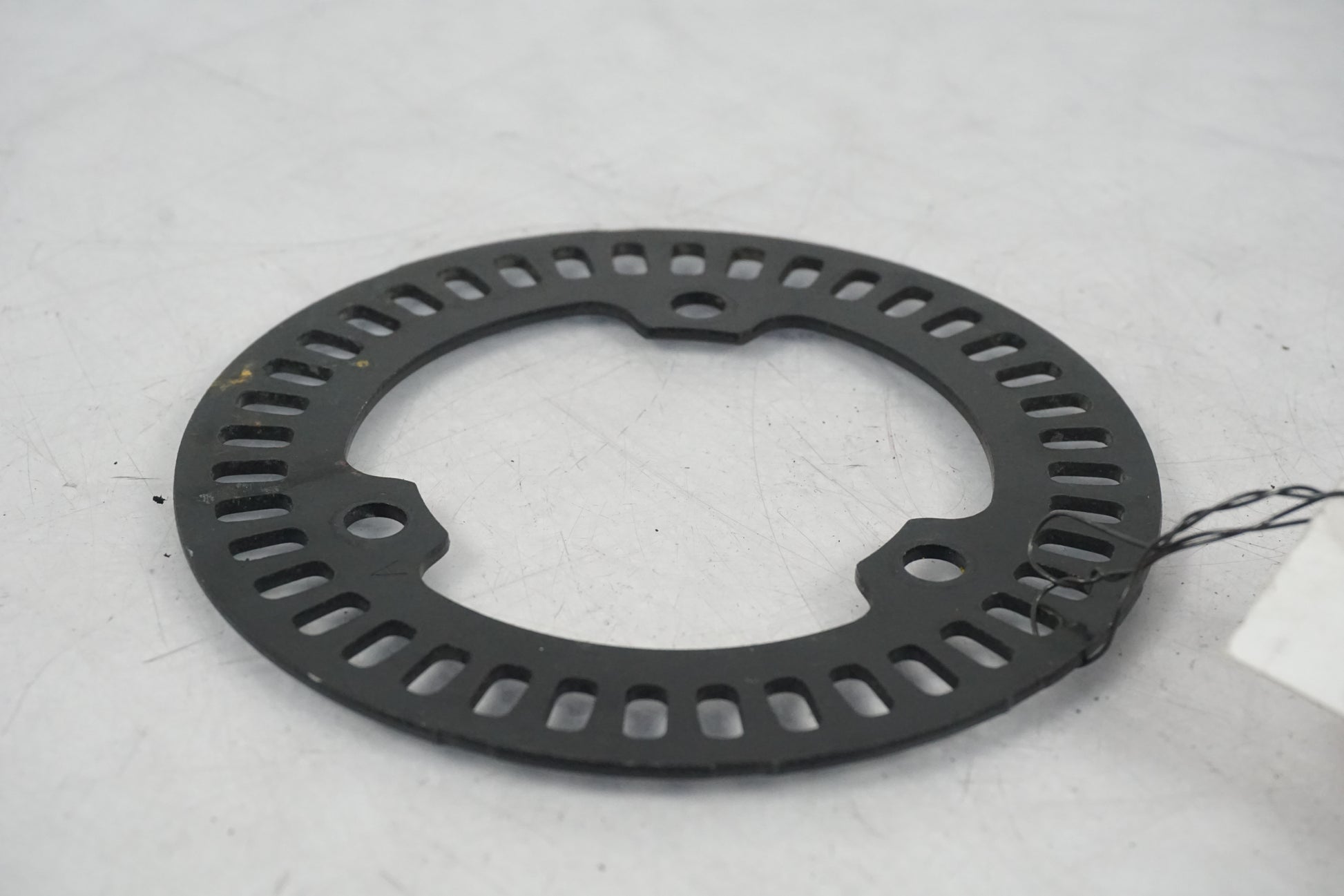 Baksidan på ABS krans från en Yamaha MT-07 Tracer -2016 motorcykel.