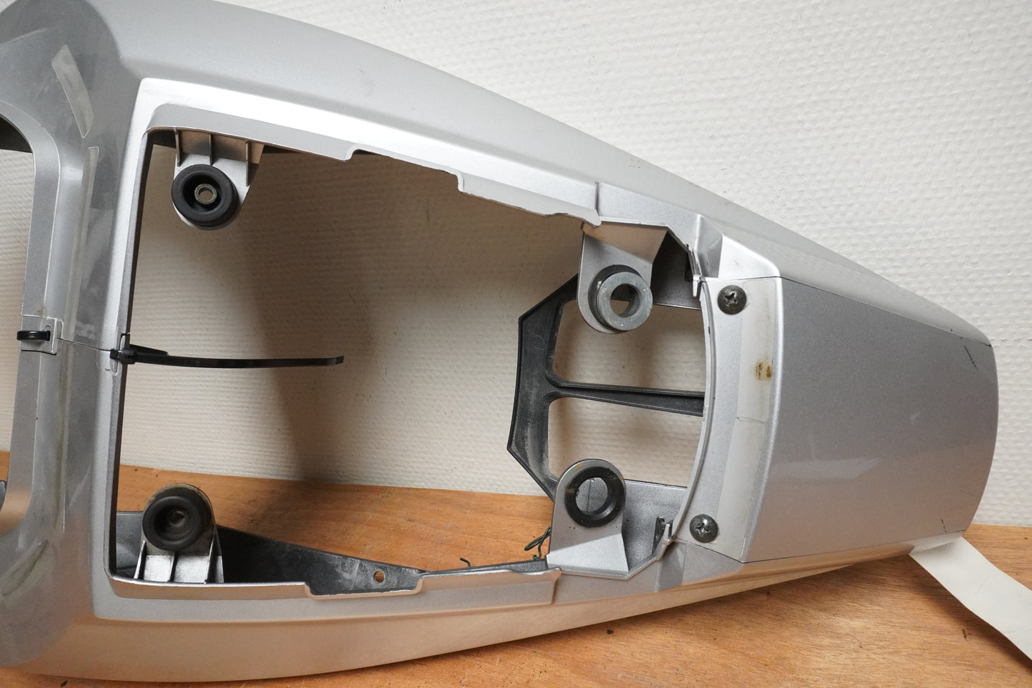 Baksidan på Bakvinge från en Suzuki SV 650 -2004 motorcykel.