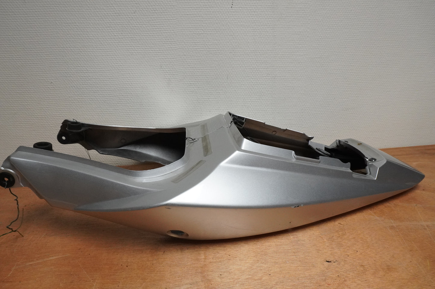 Höger sida på Bakvinge från en Suzuki SV 650 -2004 motorcykel.