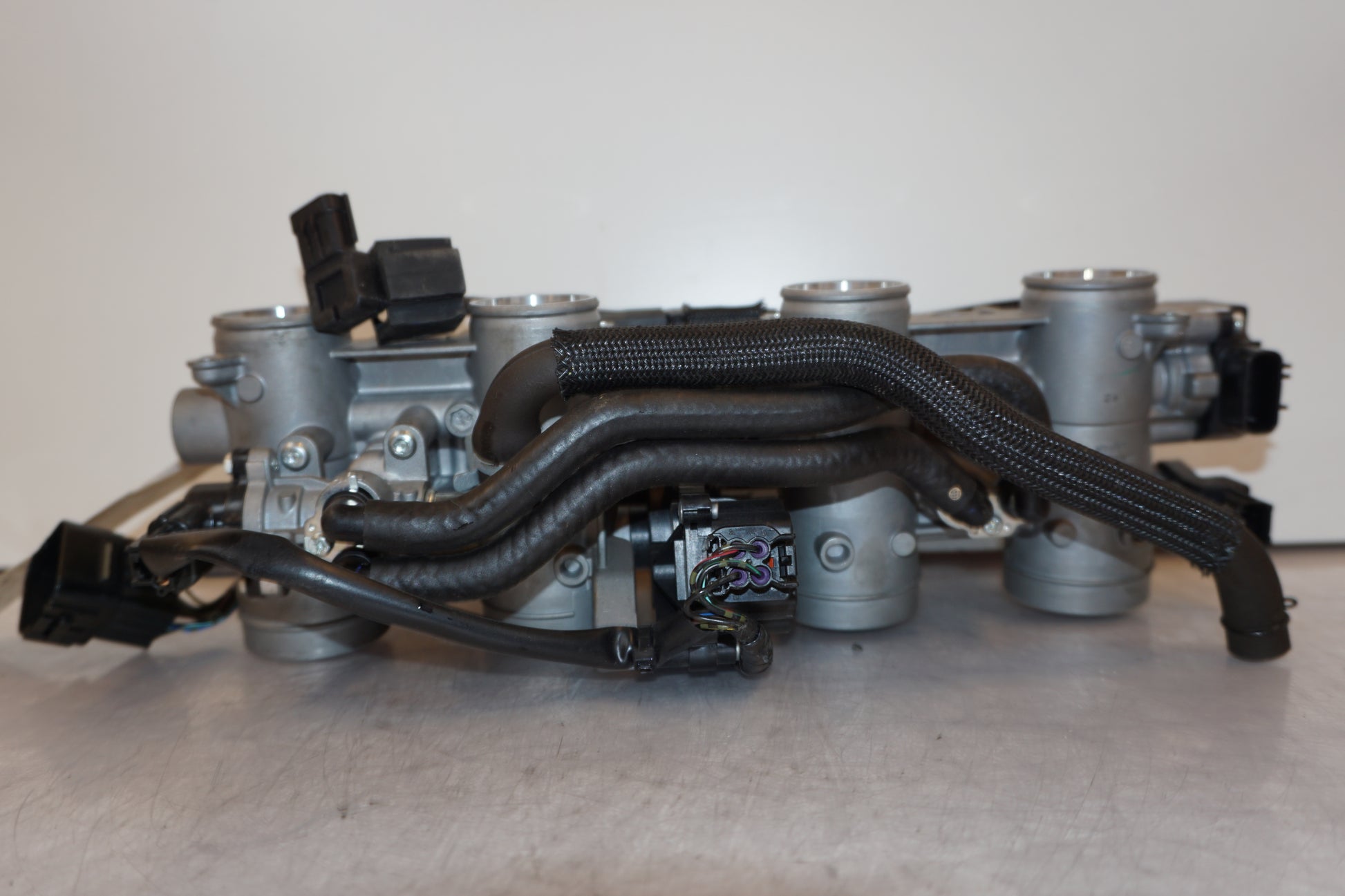 Vänster sida på Spjällhus från en Suzuki GSF 650 -2011 motorcykel.