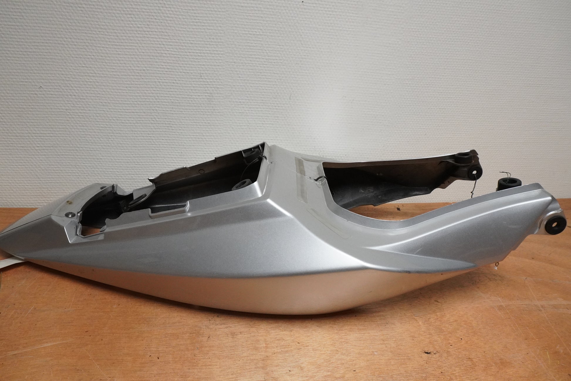 Vänster sida på Bakvinge från en Suzuki SV 650 -2004 motorcykel.