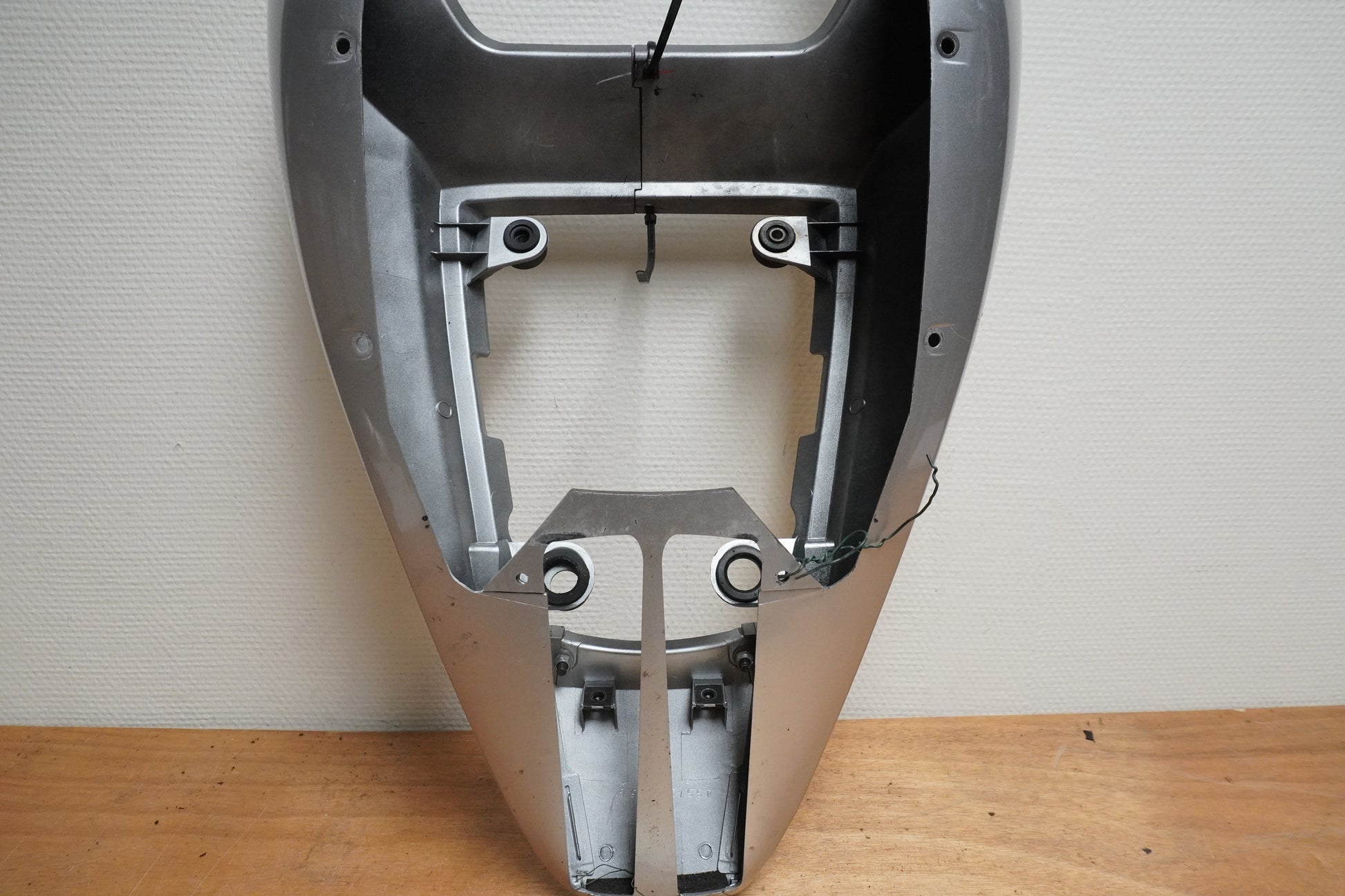 Snett uppifrån på Bakvinge från en Suzuki SV 650 -2004 motorcykel.