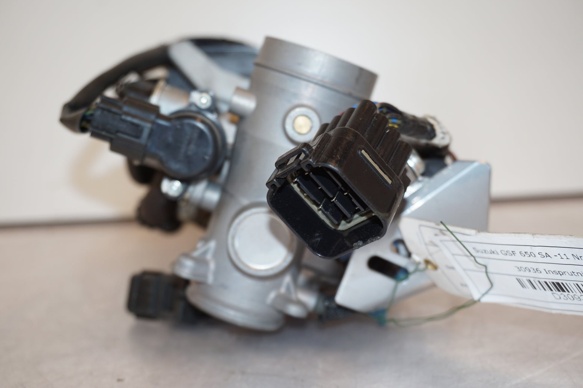 Snett nerifrån på Spjällhus från en Suzuki GSF 650 -2011 motorcykel.